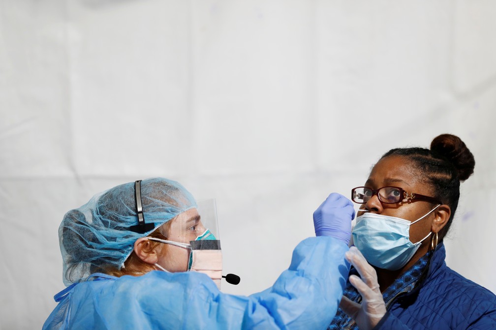 Profissional aplica teste para Covid-19 em Nova York, nos EUA — Foto: Lucas Jackson/Reuters