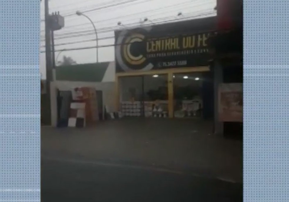 Loja fica alagada em Alagoinhas durante chuva na quinta-feira (23). — Foto: Reprodução / Redes Sociais