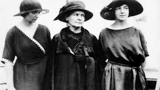 Em 1921, Irene e Eve viajaram para os EUA com a mãe. A jornalista americana Missy Meloney organizou um tour para arrecadar fundos para as pesquisas de Marie Curie. Emling observa que a cientista foi recebida com status de celebridade (Foto: APIC/Getty Images via BBC)