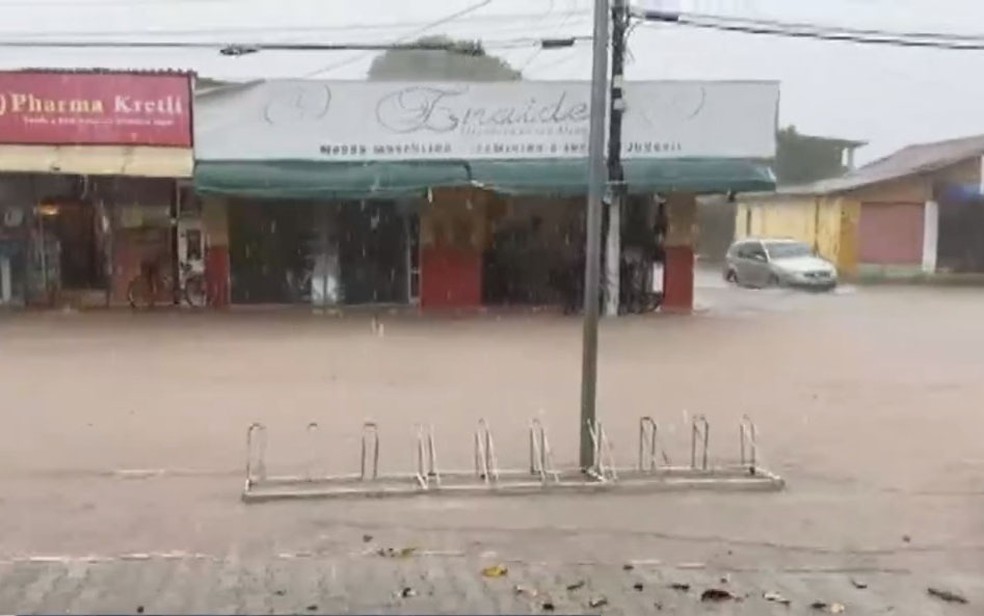 Temporal alaga ruas de Nova Vi&ccedil;osa e cidade registra registra volume de chuva para 2 meses em 24 horas &mdash; Foto: Reprodu&ccedil;&atilde;o/TV Bahia