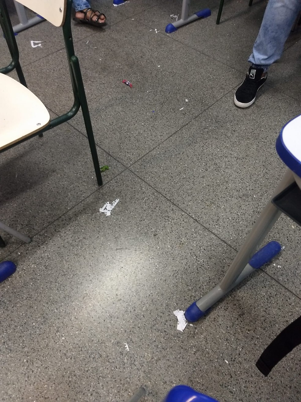 Alunos em escola Walfredo Arantes Caldas se queixam de falta de limpeza das salas de aula — Foto: Arquivo pessoal