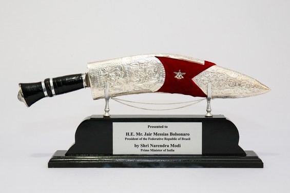 Faca gurkha usada como ferramenta e arma branca no combate dada pelo primeiro-ministro da Índia Narendra Modi, em visita oficial a Nova Delhi em 2020. Valor: R$ 362,74 — Foto: Divulgação
