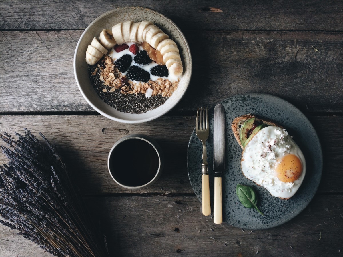 Um café da manhã balanceado pode trazer diversos benefícios para a saúde (Foto: Pexels / Daniela Constantini / CreativeCommons)
