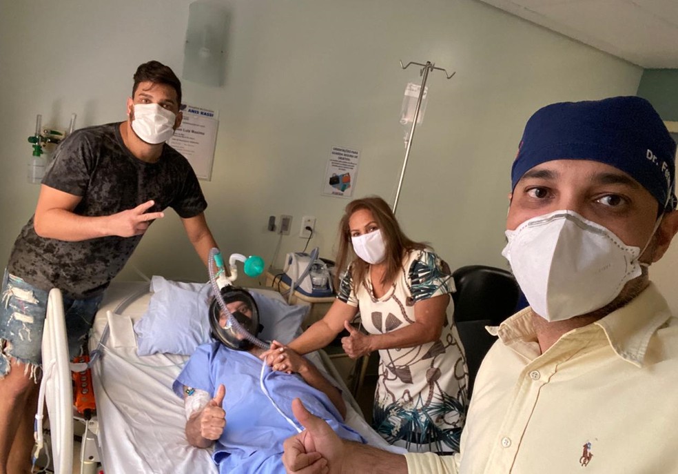  Cauan e a família visitam pai internado com Covid-19 em Goiânia Linha fina: João Luiz Máximo segue se recuperando da doença — Foto: Fernando Máximo/Arquivo pessoal