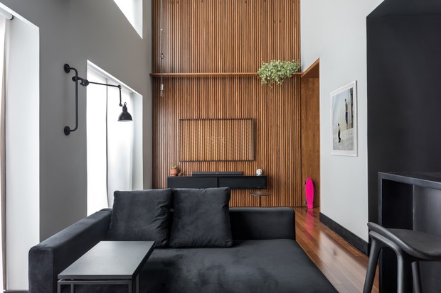 Loft de 72 m²: tons escuros, minimalismo e design assinado   (Foto: Eduardo Macarios)