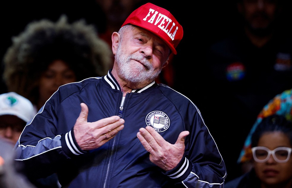 Luiz Inácio Lula da Silva posa com casaco do Corinthians e boné escrito 'Favella' durante evento de campanha em Itaquera, na Zona Leste de São Paulo, neste sábado (24) — Foto: Amanda Perobelli/Reuters