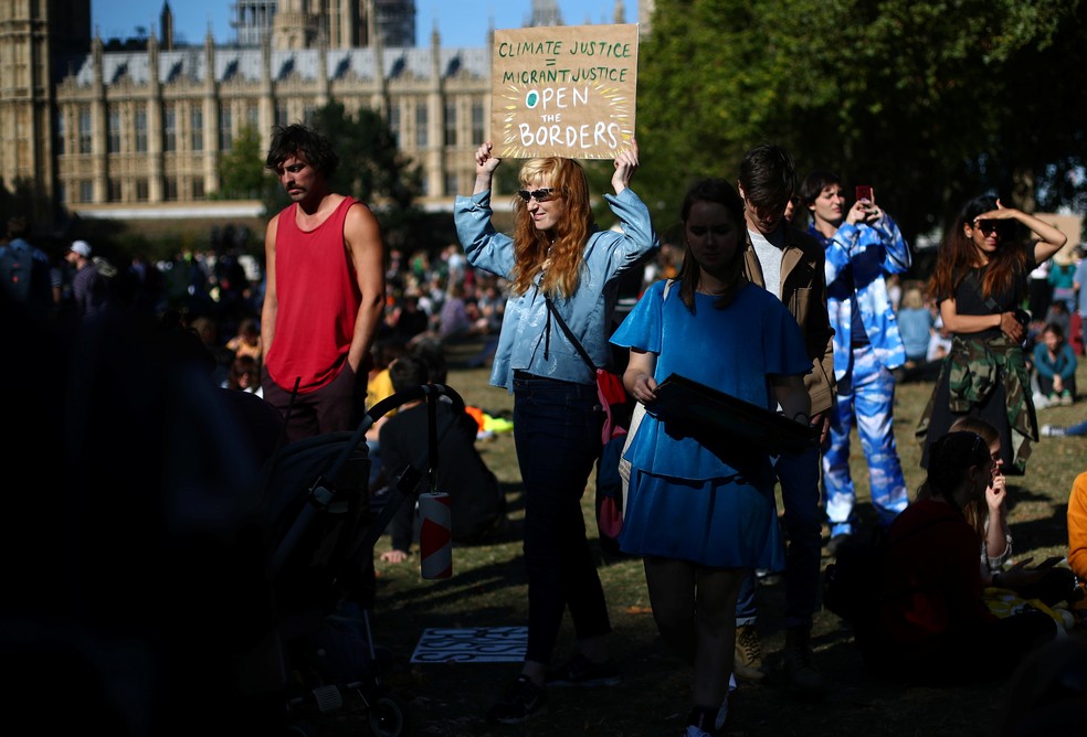 Manifestantes se reúnem em frente à Abadia de Westminster, em Londres, em protesto contra mudanças climáticas. — Foto: Hannah McKay/Reuters