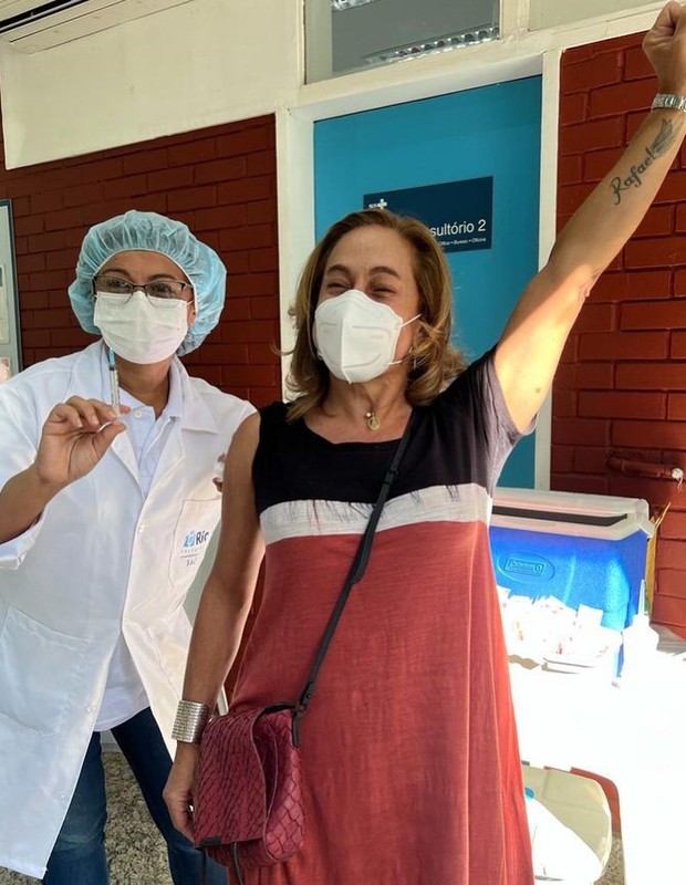 Cissa guimarães toma vacina contra a Cvid-19 (Foto:  Reprodução/Instagram)