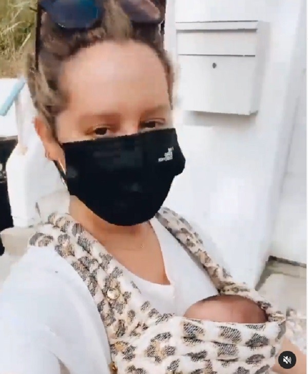 A atriz Ashley Tisdale com a filha (Foto: Instagram)