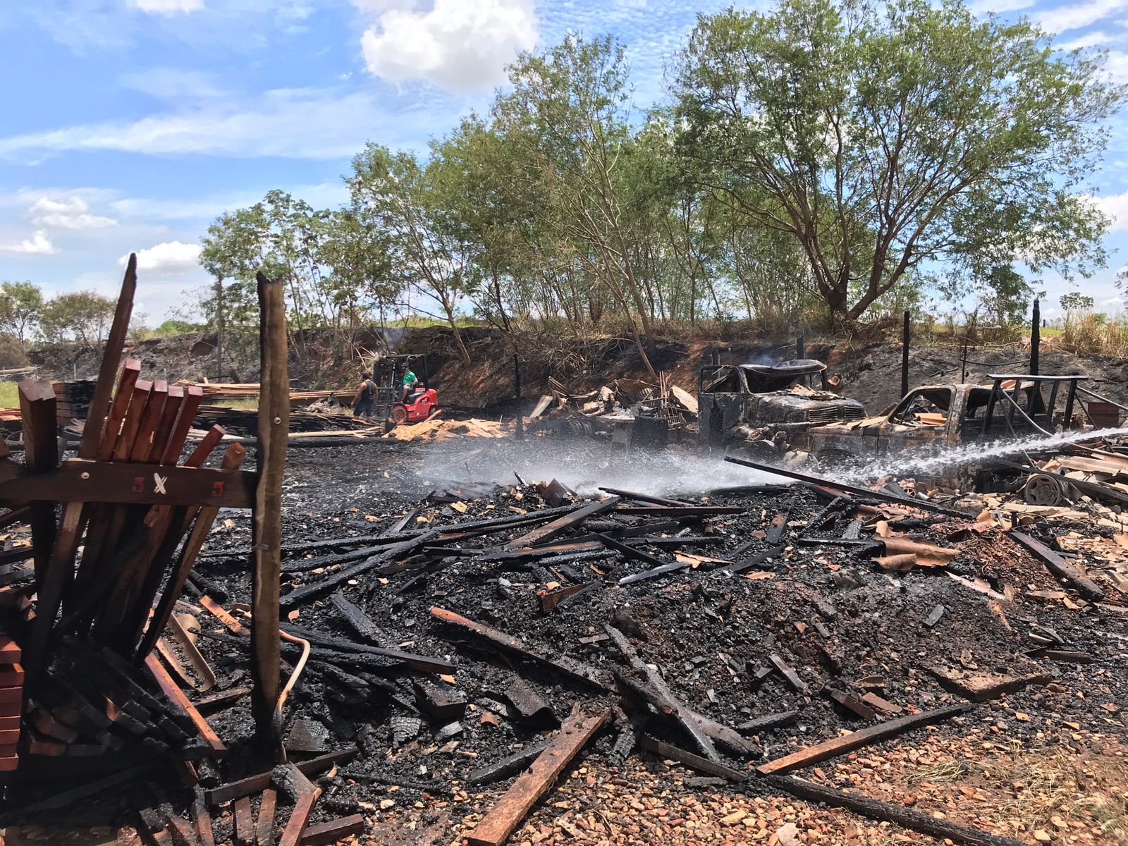 Incêndio consome área de 350 metros quadrados de madeireira em Adamantina e prejuízo estimado é de cerca de R$ 600 mil