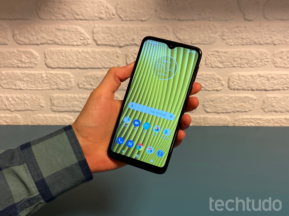 Motorola One Macro tem hardware muito parecido com o do Moto G8 — Foto: Thássius Veloso/TechTudo