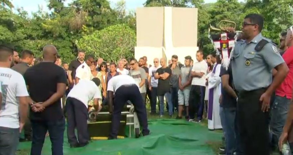 PM morto por bandidos na Zona Norte é enterrado neste sábado (Foto: Reprodução/TV Globo)