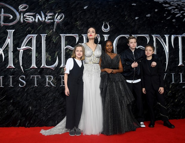 Angelina Jolie e os filhos Vivienne, Zahara, Shiloh e Knox (Foto: Getty Images)