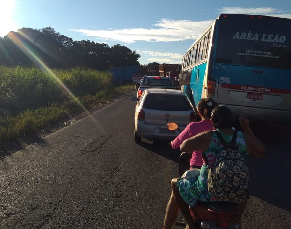 Congestionamento na PI-112 após colisão entre ambulância e treminhão — Foto: Thiago André/Clique União
