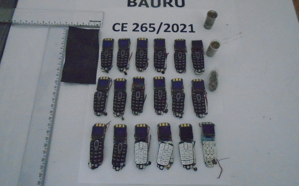 Cirurgia retirou do estômago de um dos detentos 18 minicelulares engolidos — Foto: SAP/Divulgação