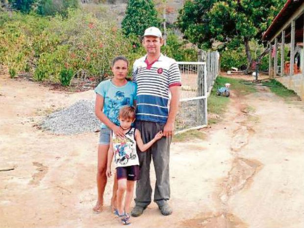 Produtor, esposa e o filho vão deixar o Estado por causa da seca (Foto: Raquel Lopes/ A Gazeta)