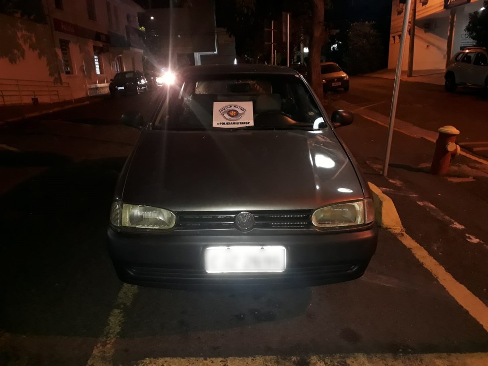 Carro usado na fuga foi apreendido — Foto: Polícia Militar 