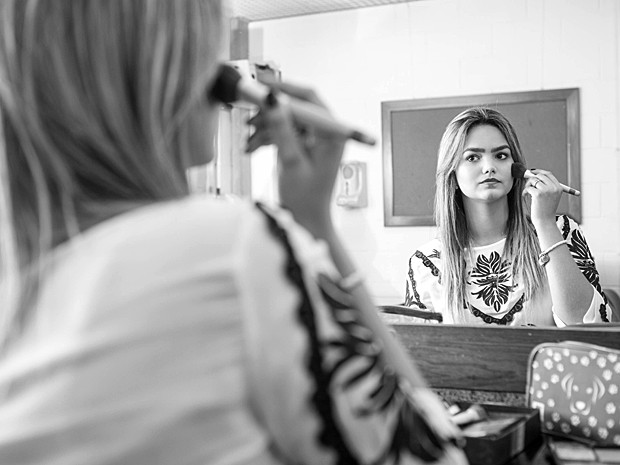 A atriz retoca a maquiagem antes da sessão de fotos (Foto: Inácio Moraes / Gshow)