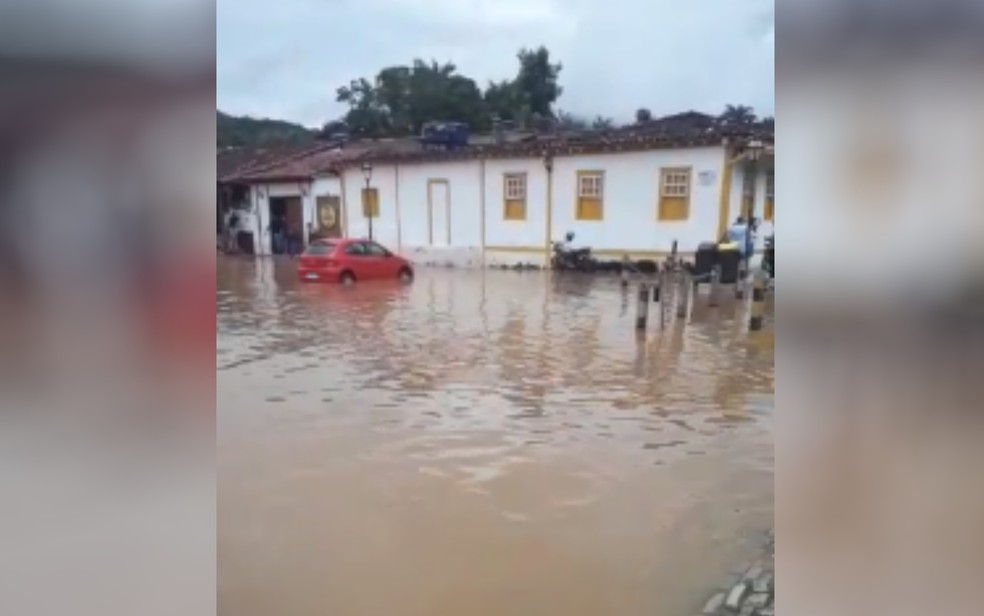 Ruas do centro histórico de Pirenópolis ficam alagadas após cheia no Rio das Almas, em Goiás — Foto: Reprodução/TV Anhaguera