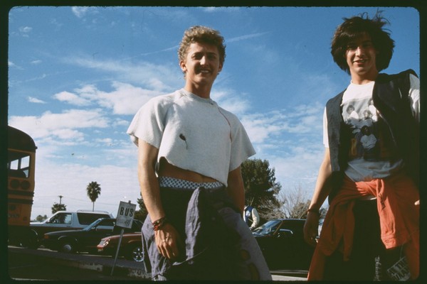 Alex Winter e Keanu Reeves em cenas de bastidores de Bill & Ted - Uma Aventura Fantástica (1989) (Foto: Twitter)