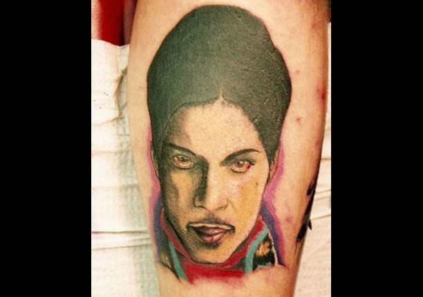 Esta tattoo faz jus à beleza exótica de Prince? (Foto: Reddit)