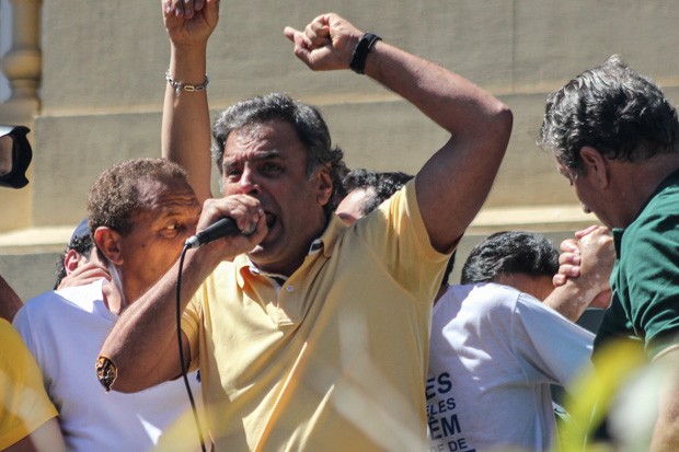 Aécio Neves discursa durante manifestação em Belo Horizonte (Foto: Doug Patrício/ Estadão Conteúdo)