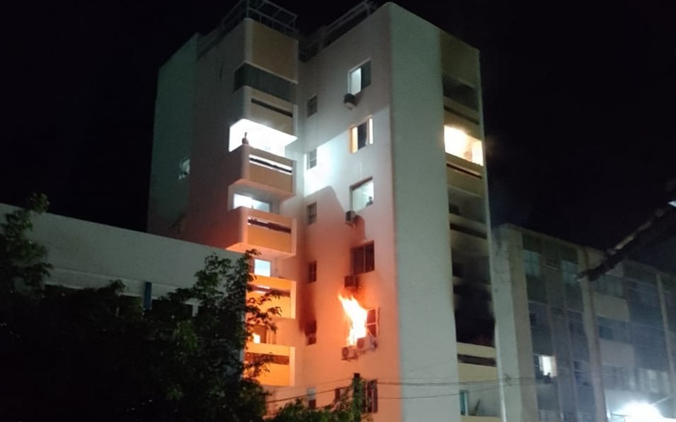 Imóvel na Barra foi atingido pro incêndio e homem morreu ao tentar fugir das chamas — Foto: Maria da Conceição Marinho