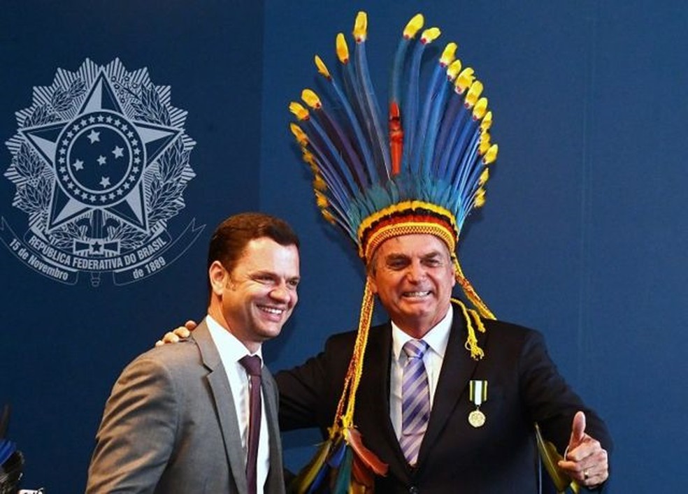residente Jair Bolsonaro com o ministro da Justiça, Anderson Torres; mandatário prometeu não demarcar 'nem um centímetro' de terras indígenas — Foto: Divulgação