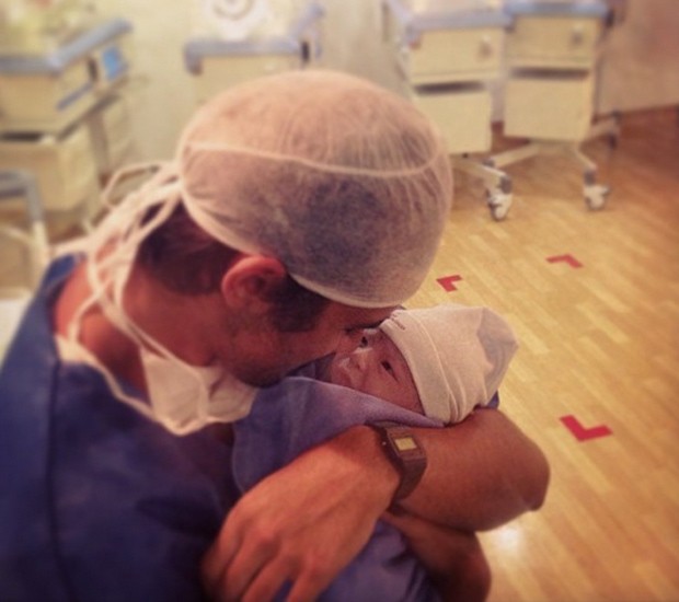 Felipe Simas baba pelo filho recém-nascido (Foto: Reprodução/Instagram)