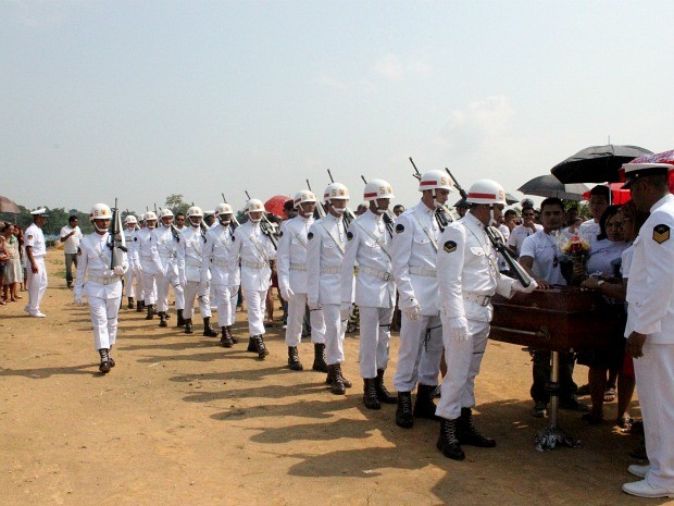 Cerimônia de sepultamento contou com honrarias militares (Foto: Camila Henriques/G1 AM)