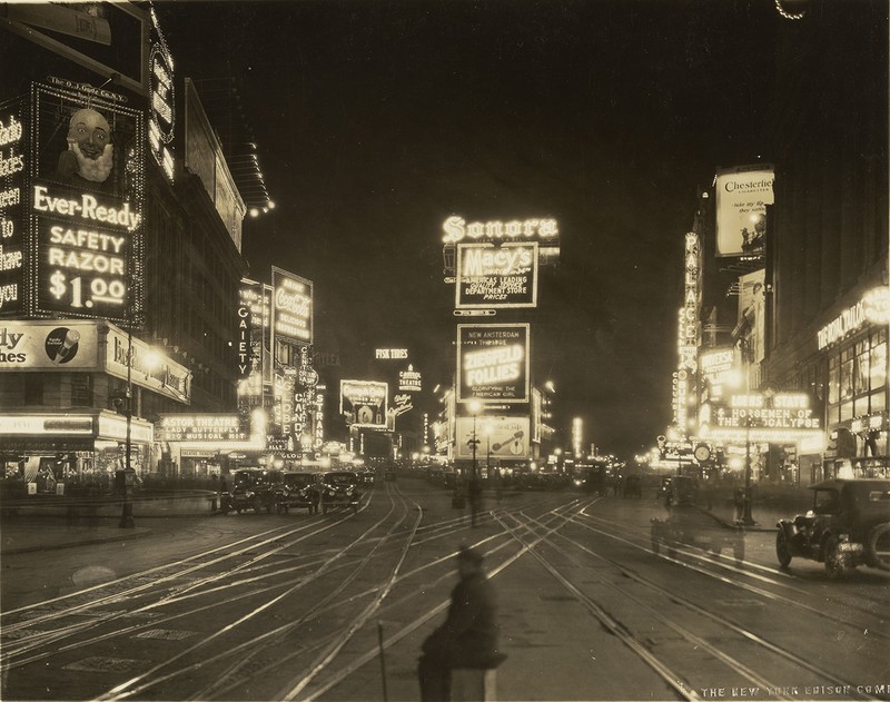 Visão noturna da Broadway, em Nova York, 1923 (Foto: The J. Paul Getty Museum, Los Angeles)