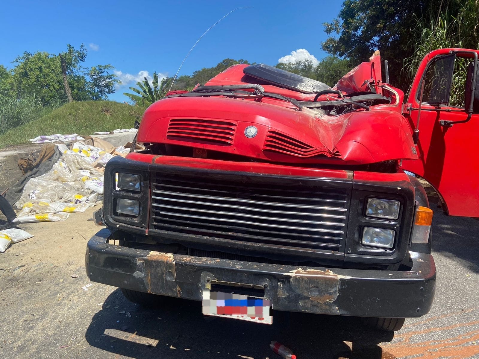 Caminhão que transportava sal tomba na descida da Serra das Araras, em Piraí