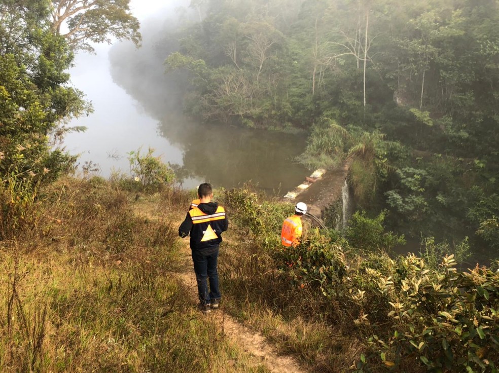 Defesa-civil, Corpo de Bombeiros e prefeitura do Serro vistoriam barragem que corre risco de rompimento.  — Foto: Defesa Civil 