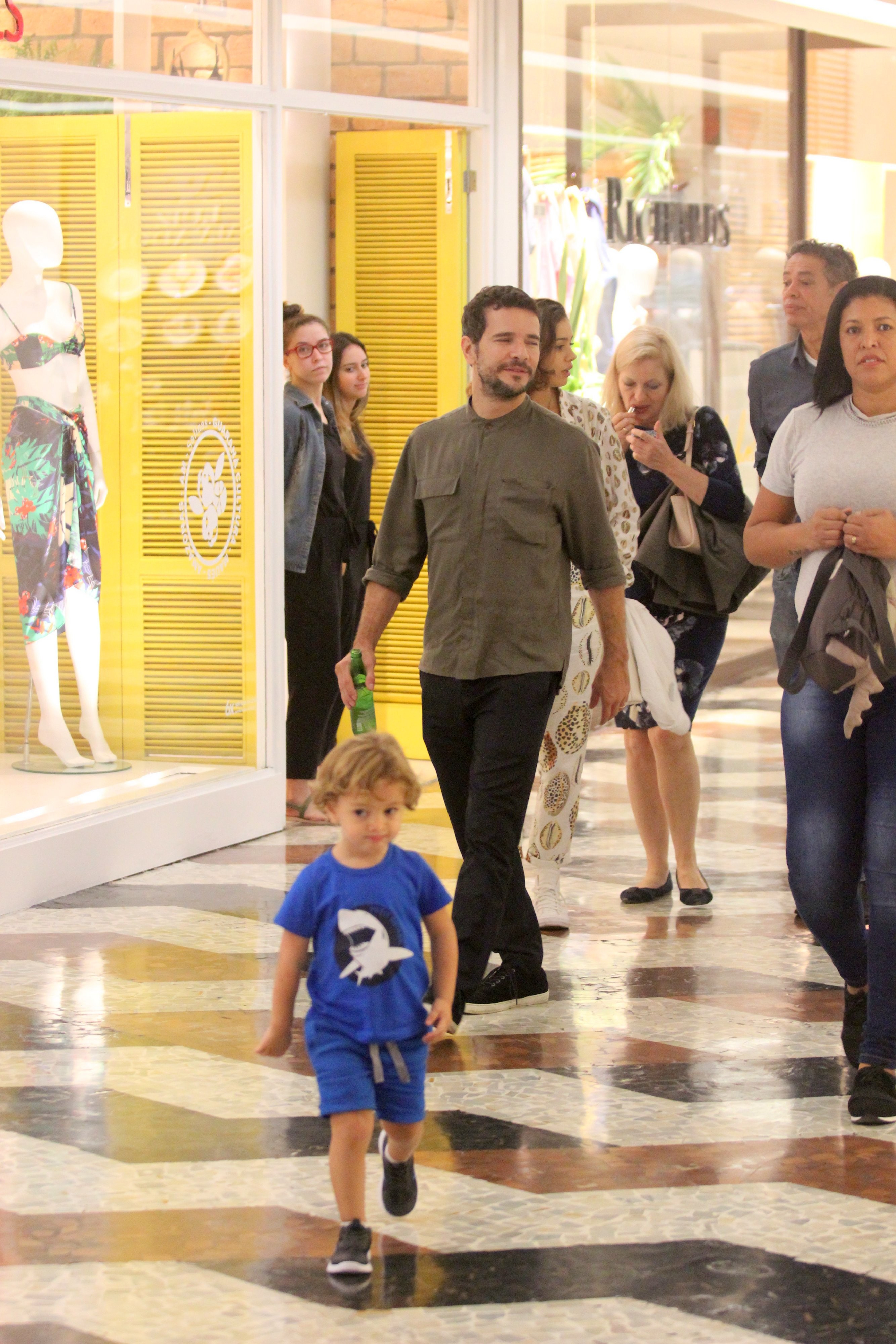 Sophie Charlotte e Daniel Oliveira levam Otto para passeio no shopping (Foto: Rodrigo Adão/AgNews)
