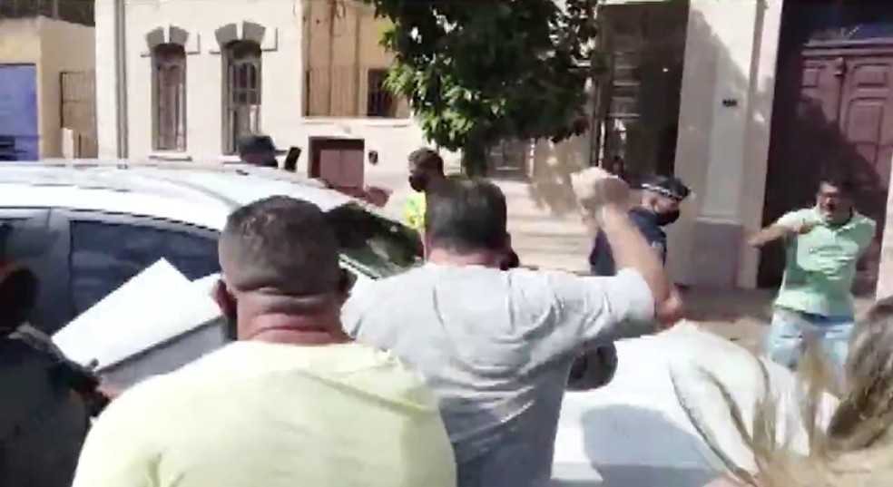 Lojistas atacam carro do prefeito de Ribeir&atilde;o Preto &mdash; Foto: Reprodu&ccedil;&atilde;o