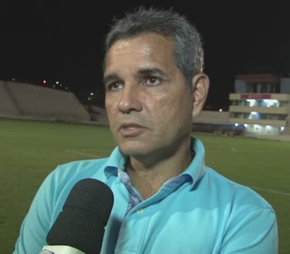Álvaro Miguéis, técnico do Atlético-AC, demonstrou chateação com falhas ofensivas na derrota para o Globo FC (Foto: Reprodução/Rede Amazônica Acre)