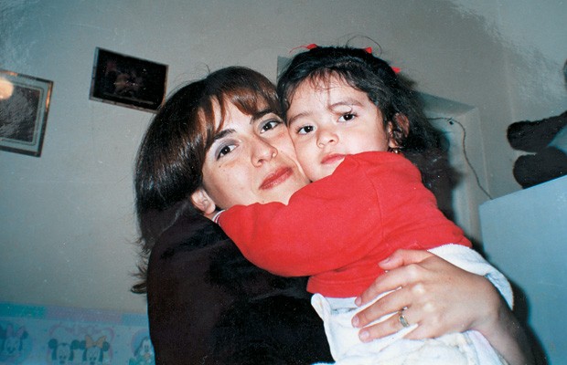 TEMPOS FELIZES Abraçada à filha,Sol Micaela, Marita posa para a foto em sua casa. Pouco depois, em abril de 2002,ela desapareceu  (Foto: João Pina)