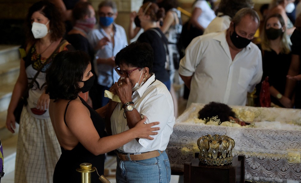Dilma, filha de Elza Soares, é consolada durante o funeral da mãe no Teatro Municipal do Rio de Janeiro nesta sexta (21) — Foto: Alexandre Loureiro/Reuters