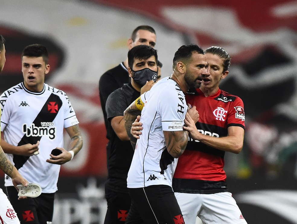 Leandro Castan topou reduzir o salário para ficar — Foto: André Durão