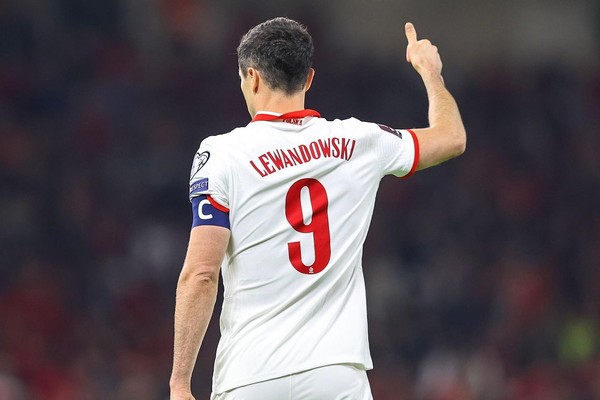 Lewandowski, craque e capitão da seleção da Polônia (Foto: Reprodução/Twitter)