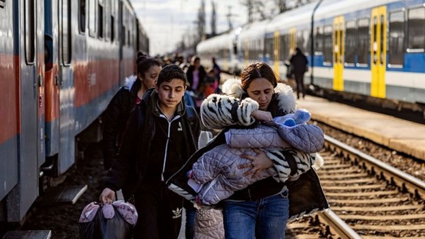 Refugiados ucranianos têm chegado a países vizinhos, como a Romênia (Foto: Getty Images via BBC News)