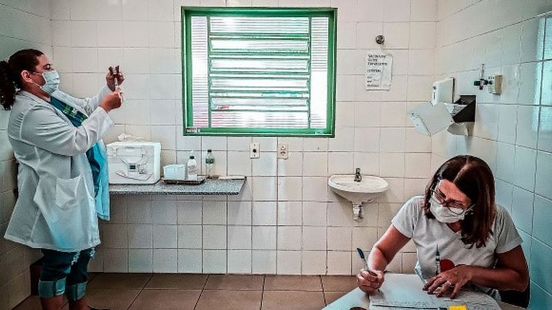 BBC Se você foi vítima da troca de vacinas, volte ao posto para pedir orientações e para que o caso seja oficialmente notificado (Foto: Getty Images via BBC Brasil)
