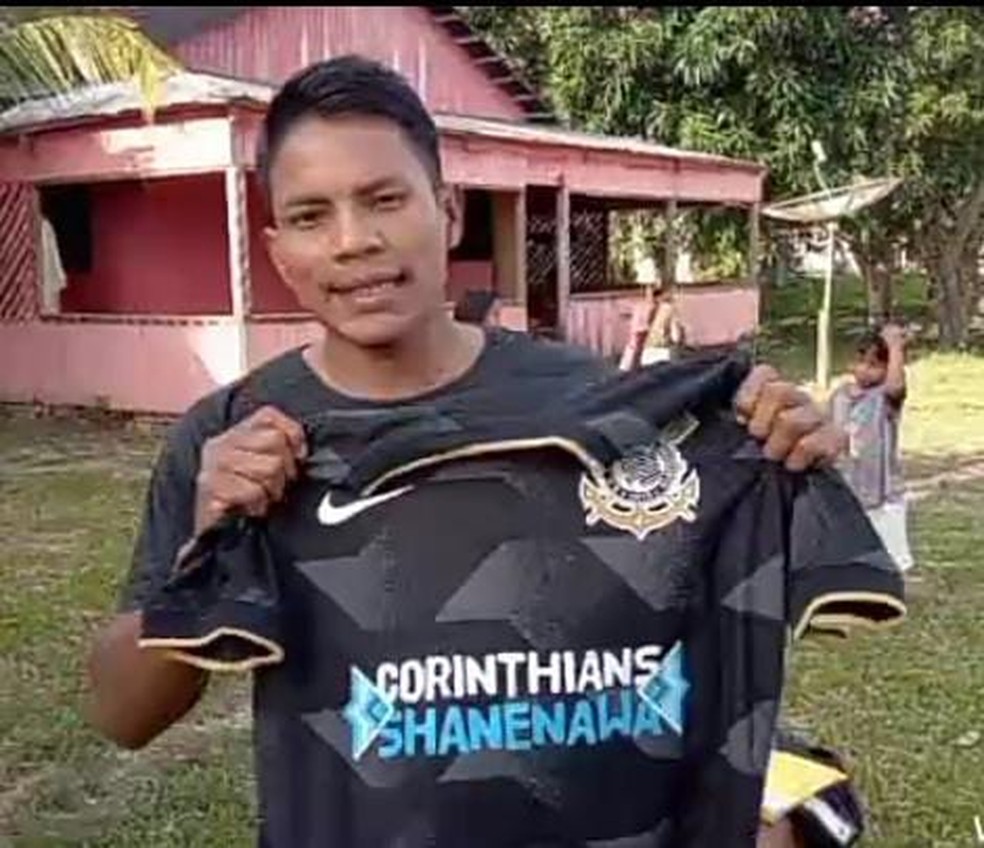 Jogador do Corinthians Shanenawa mostra camisa enviada pelo Timão — Foto: Arquivo pessoal