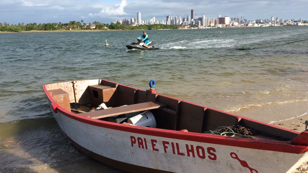 Canoa em que estavam os PMs foi localizada no Rio Potengi (Foto: Heloísa Guimarães/Inter TV Cabugi)