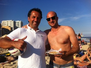 Fabrice Jeandemange (à esquerda) veio com amigo ver partida no Rio (Foto: Isabela Marinho/G1)