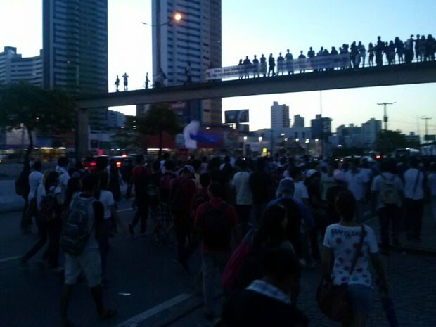 Manifestantes fecham marginal da BR 101, na entrada de Natal (Foto: Canindé Pereira)