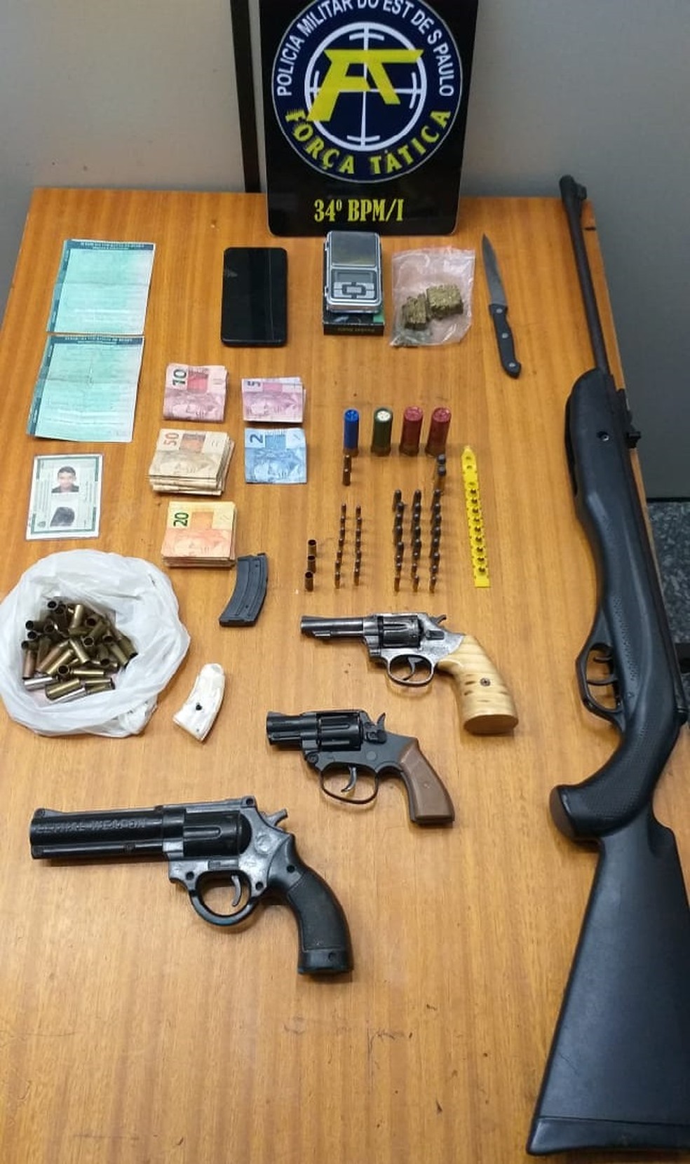 Pol&iacute;cia Militar apreende armas, drogas e dinheiro em Atibaia &mdash; Foto: Divulga&ccedil;&atilde;o/ Pol&iacute;cia Militar