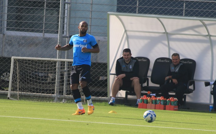 Roger testa Fellipe Bastos na lateral e Araújo no meio em treino do Grêmio