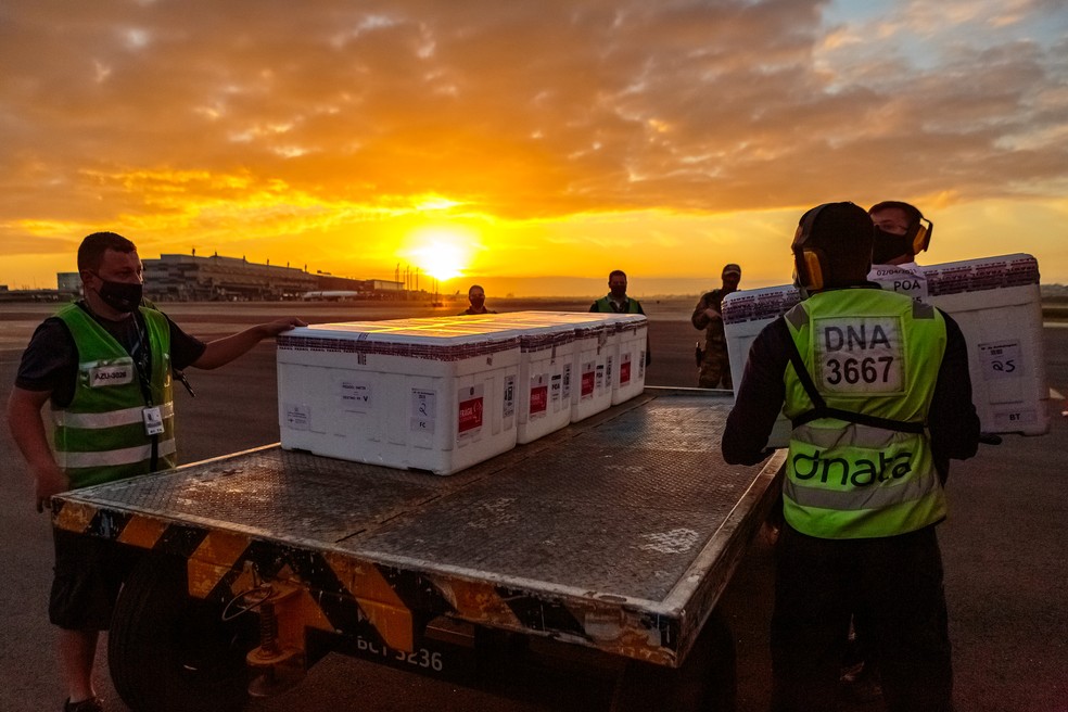 Lote com 645 mil doses de vacina chegou a Porto Alegre na manhã de sexta-feira (2) — Foto: Gustavo Mansur/Palácio Piratini/Divulgação
