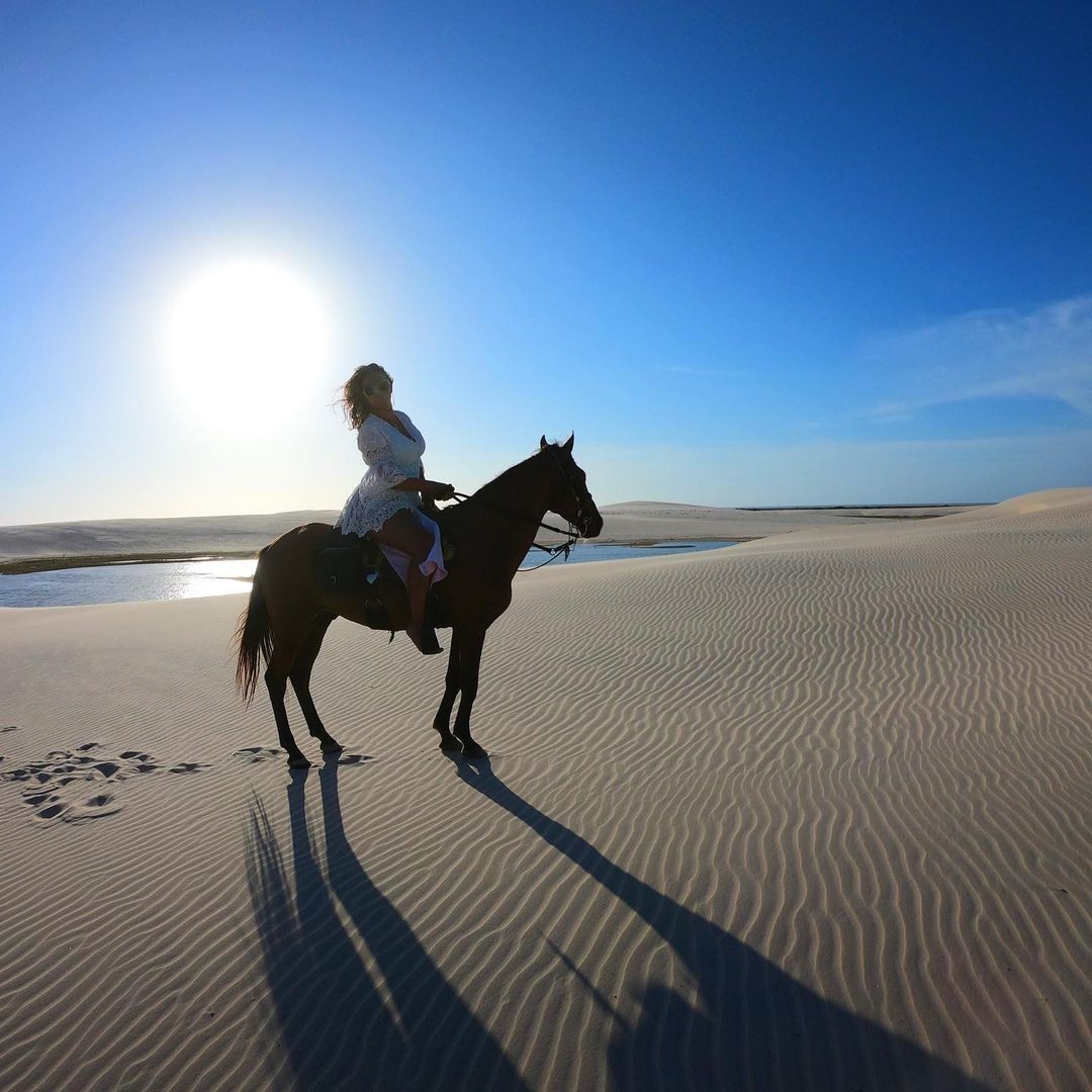 Ariadna Arantes anda a cavalo e publica cliques em paisagem paradisíaca (Foto: Reprodução / Instagram)